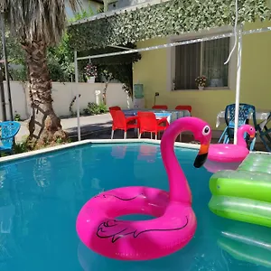 Habitación en casa particular Ilirida-swimming Pool & Garden View For Rent, Durrës